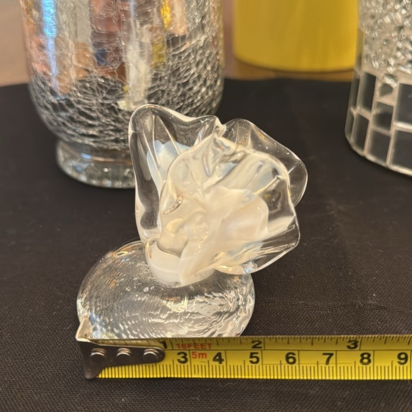 BUNDLE OF VASES AND PAPERWEIGHT - Picture 14 of 16